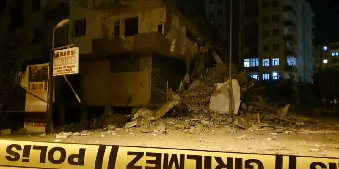Zelzelelerde hasar görüp yıkımına başlanan 7 katlı bina çöktü
