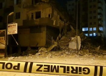 Zelzelelerde hasar görüp yıkımına başlanan 7 katlı bina çöktü