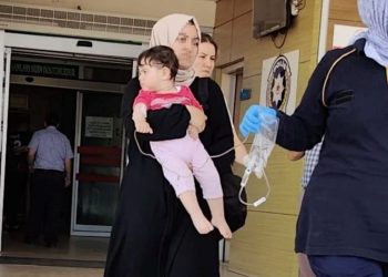 Zümrüt bebek bulaşık parlatıcısı içti, hayati tehlikesi var
