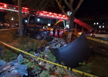 16 yaşındaki şoför araba ile makas atarken ağaca çarptı: 3 yaralı