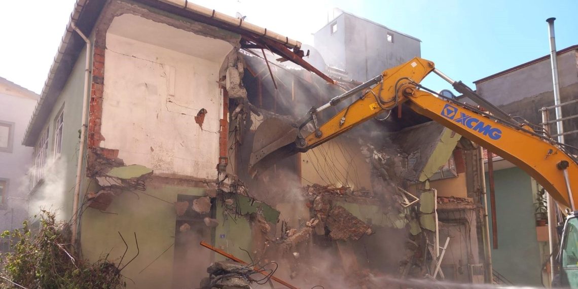 17 Ağustos zelzelesinde hasar alan son bina da yıkıldı