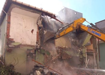 17 Ağustos zelzelesinde hasar alan son bina da yıkıldı