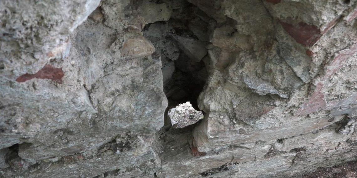 600 yıllık tarihi hamam definecilerin radarında: Duvarları deldiler