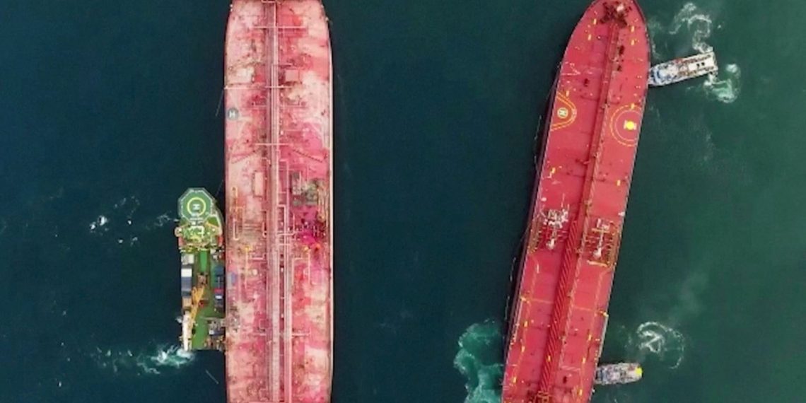 8 yıldır Kızıldeniz’de demirli: Tankerdeki petrolün yüzde 20’si tahliye edildi