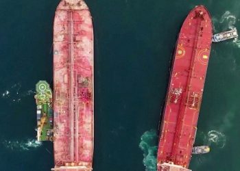 8 yıldır Kızıldeniz’de demirli: Tankerdeki petrolün yüzde 20’si tahliye edildi