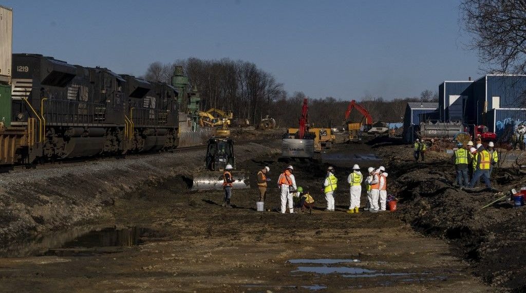 ABD’de “tehlikeli madde” taşıyan tren raydan çıktı