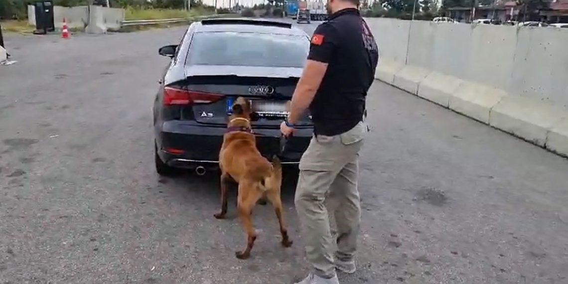 Adana’da durdurulan aracın bagajından 20 kilogram uyuşturucu çıktı