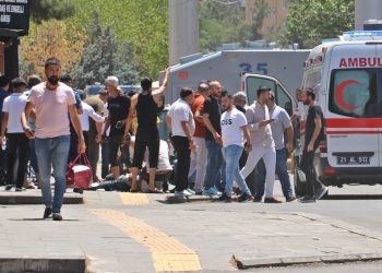 Adliye önünde anne ve çocuklarına silahlı taarruz