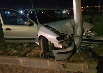 Alkollü şoför refüje çıkıp aydınlatma direğine çarptı: Kaçmaya çalışırken yakalandılar