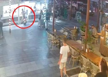 Alkollü turist ortalığı karıştırdı: Motosikleti ile kuyumcu dükkanına daldı, akabinde korkup kaçtı