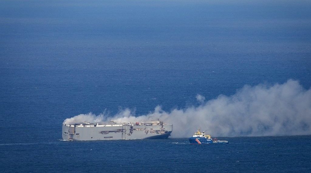 Almanya’dan Mısır’a giden gemide yangın: 3 bin araba alev alev yanıyor