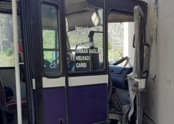 Amasya’da araba ile minibüs çarpıştı: 21 yaralı