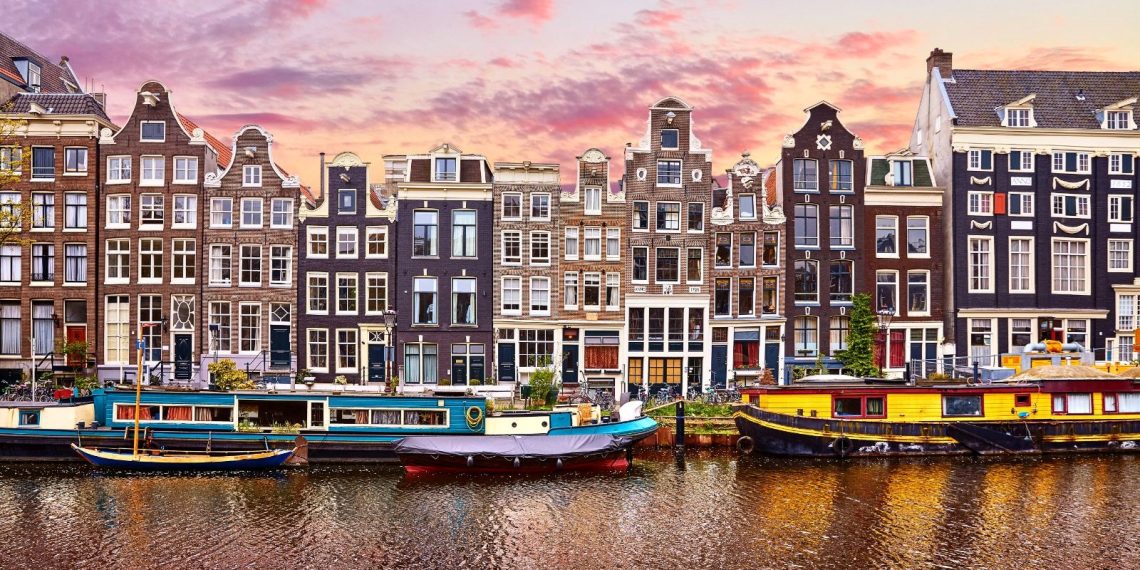 Amsterdam’da yolcu gemilerinin kent merkezine girişi yasaklandı