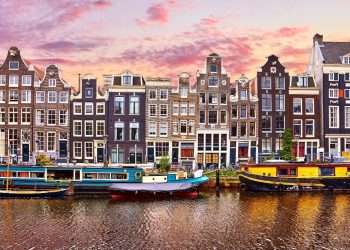 Amsterdam’da yolcu gemilerinin kent merkezine girişi yasaklandı