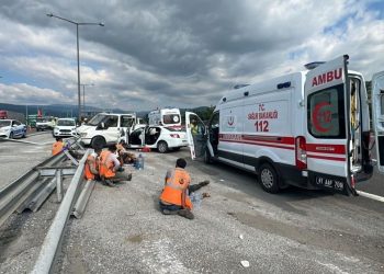 Anadolu Otoyolu’nda araba ile kamyonet çarpıştı: Yaralılar var