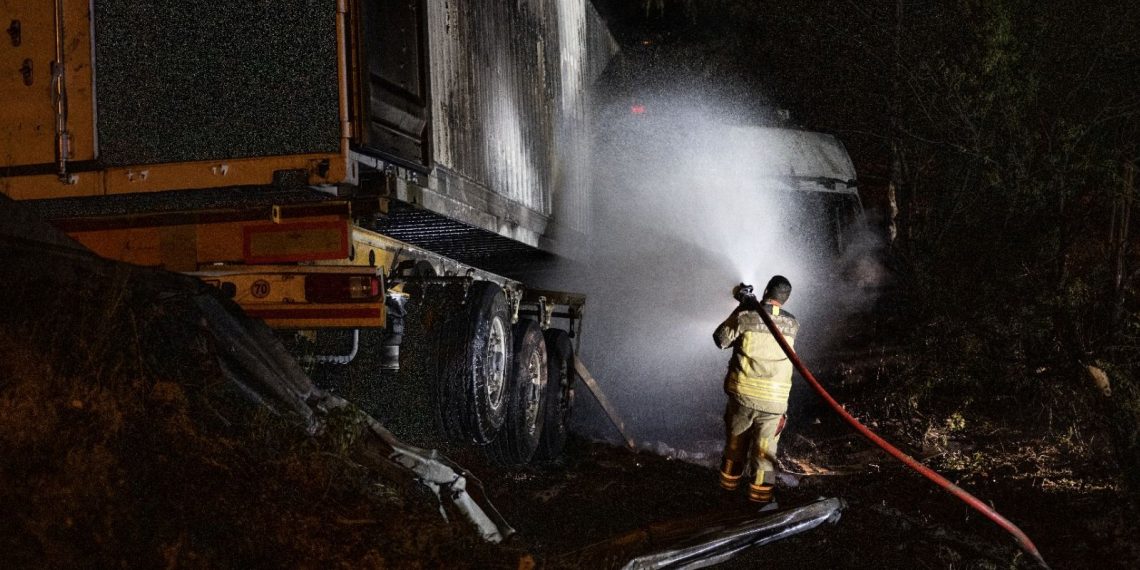 Ankara’da şarampole devrilen TIR alev aldı