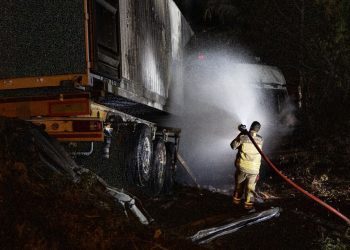 Ankara’da şarampole devrilen TIR alev aldı