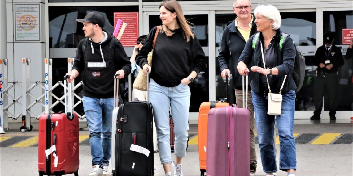 Antalya’ya yılın birinci yarısında hava yolu ile 5 milyonu aşkın turist geldi