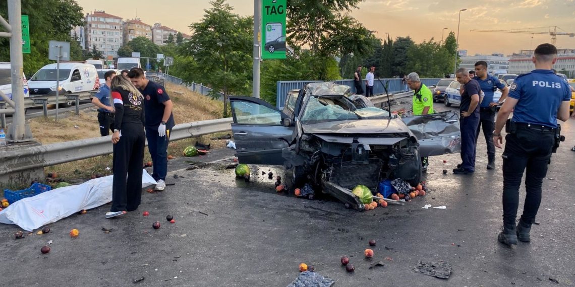 Araba, meyve yüklü kamyonete geriden çarptı: 2 meyyit