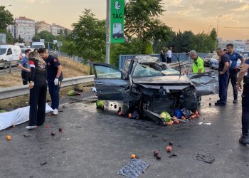 Araba, meyve yüklü kamyonete geriden çarptı: 2 meyyit