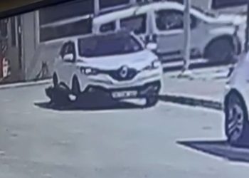 Arabanın altındaki köpeği metrelerce sürükledi