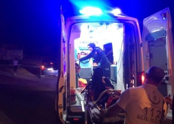 Arabasıyla drift atarken motosikletli gence çarpıp kaçtı