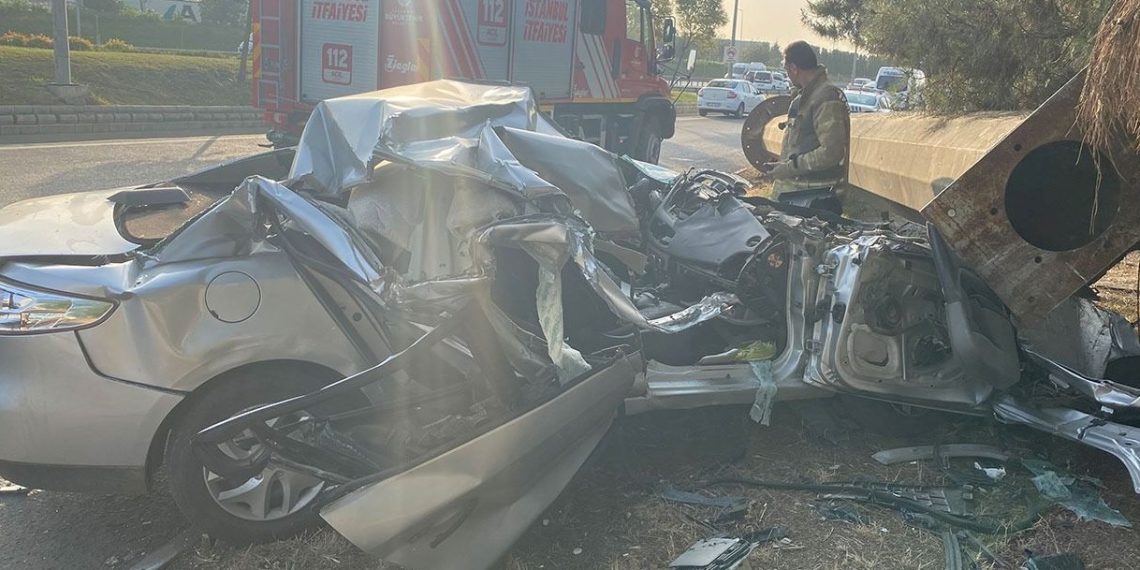 Ataşehir’de direğe çarpan araba hurdaya döndü