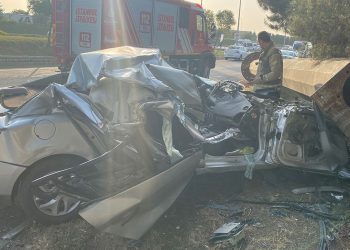 Ataşehir’de direğe çarpan araba hurdaya döndü