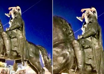 Atatürk büstüne çıkıp, ayak ayak üstüne atarak poz veren çocuk gözaltına alındı