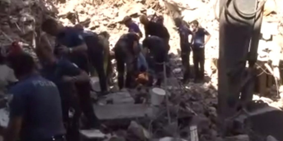 Bakırköy’de bir bina yıkım sırasında çöktü