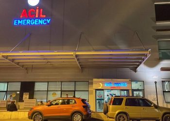 Balkonda otururken başına saçma isabet eden genç öldü