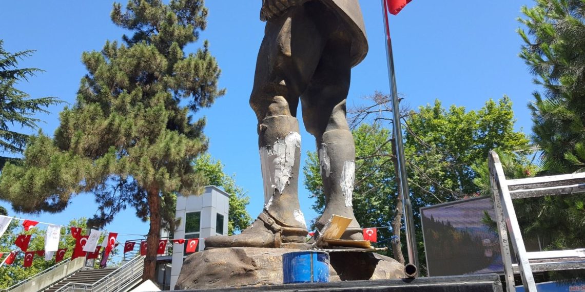 Balyozla Atatürk heykeline saldıran şüphelinin 11 hata kaydı çıktı