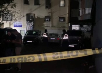 Beyoğlu’nda bir binanın bahçesindeki patlama korkuttu