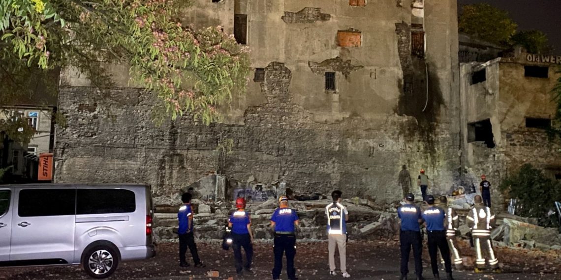 Beyoğlu’nda metruk binada çökme meydana geldi