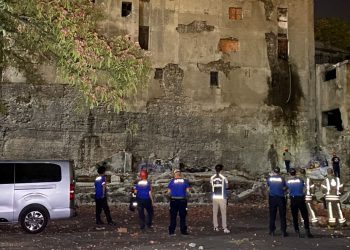 Beyoğlu’nda metruk binada çökme meydana geldi