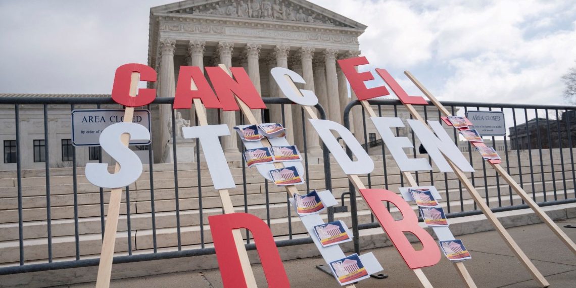Biden’ın öğrencilere kredi affı Yüksek Mahkeme’ye takıldı