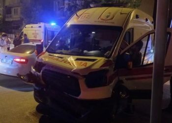 Burdur’da ambulans ile araba çarpıştı: 4 yaralı