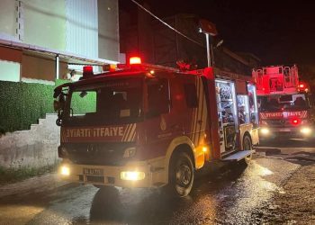Büyükçekmece’de ıslak mendil üretimi yapılan binada yangın