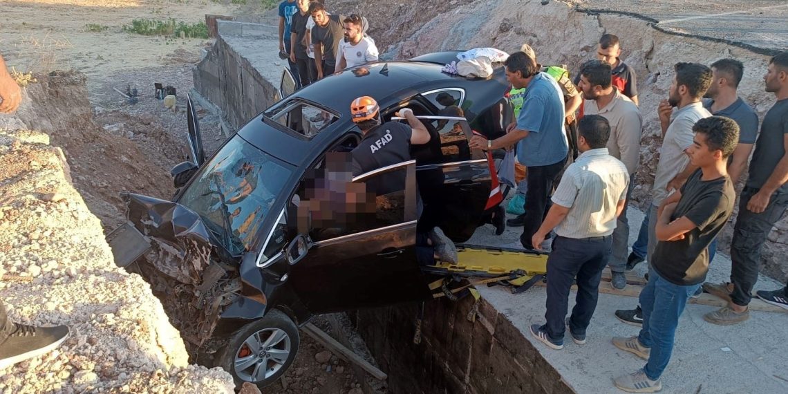 Çalışma yapılan yola giren araba çukura düştü: 1 meyyit, 4 yaralı