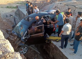 Çalışma yapılan yola giren araba çukura düştü: 1 meyyit, 4 yaralı