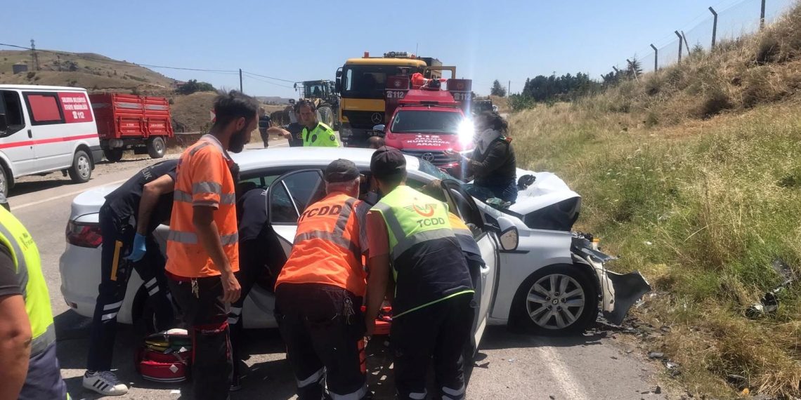 Cenaze yolunda feci kaza (İki araç baş başa çarpıştı: 1 meyyit, 5 yaralı)