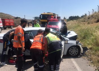 Cenaze yolunda feci kaza (İki araç baş başa çarpıştı: 1 meyyit, 5 yaralı)