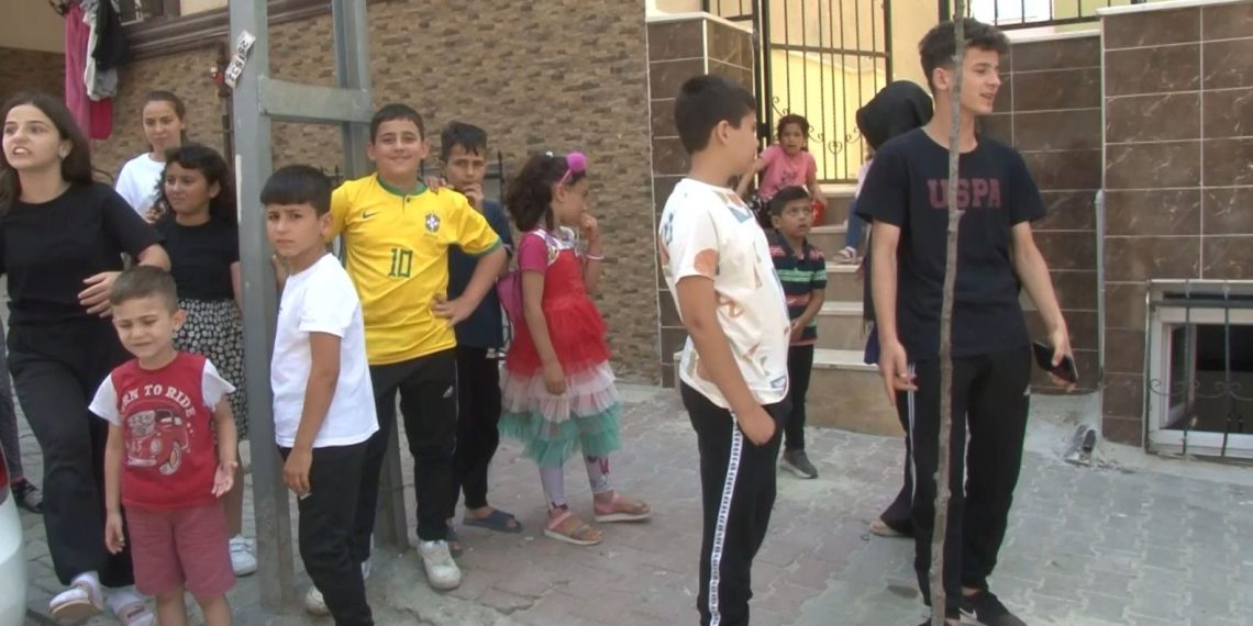 Çocukların sesinden rahatsız olup üzerlerine çamaşır sulu sıvı attı