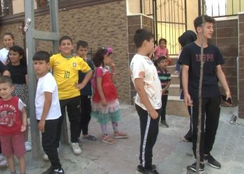 Çocukların sesinden rahatsız olup üzerlerine çamaşır sulu sıvı attı