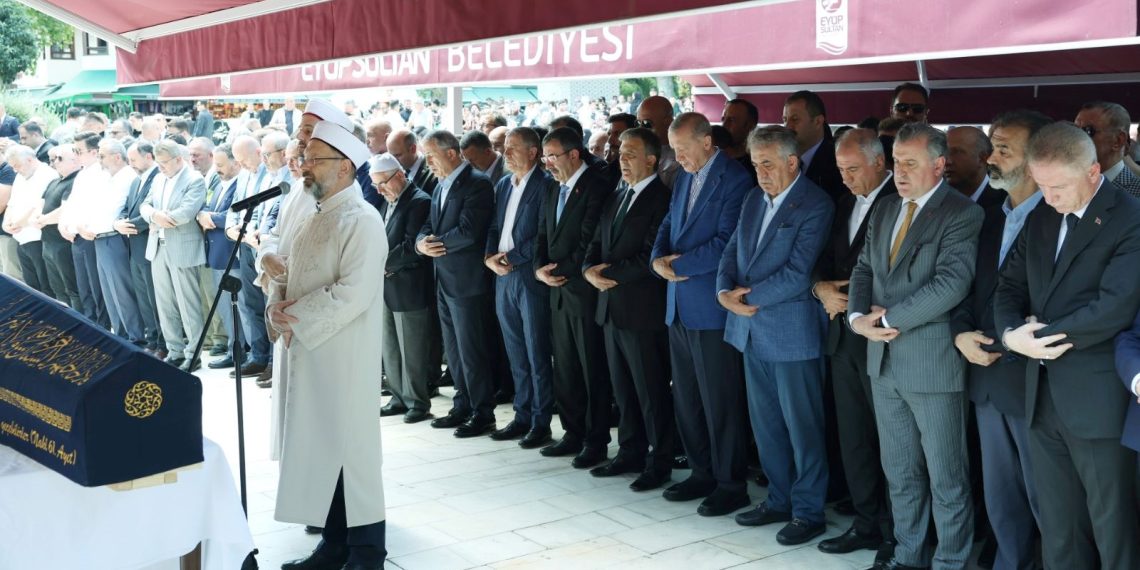 Cumhurbaşkanı Erdoğan, AK Parti Genel Lider Yardımcısı Yazıcı’nın annesinin cenazesine katıldı