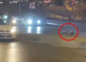 D-100’de yolun karşısına geçmeye çalışırken araba çarptı