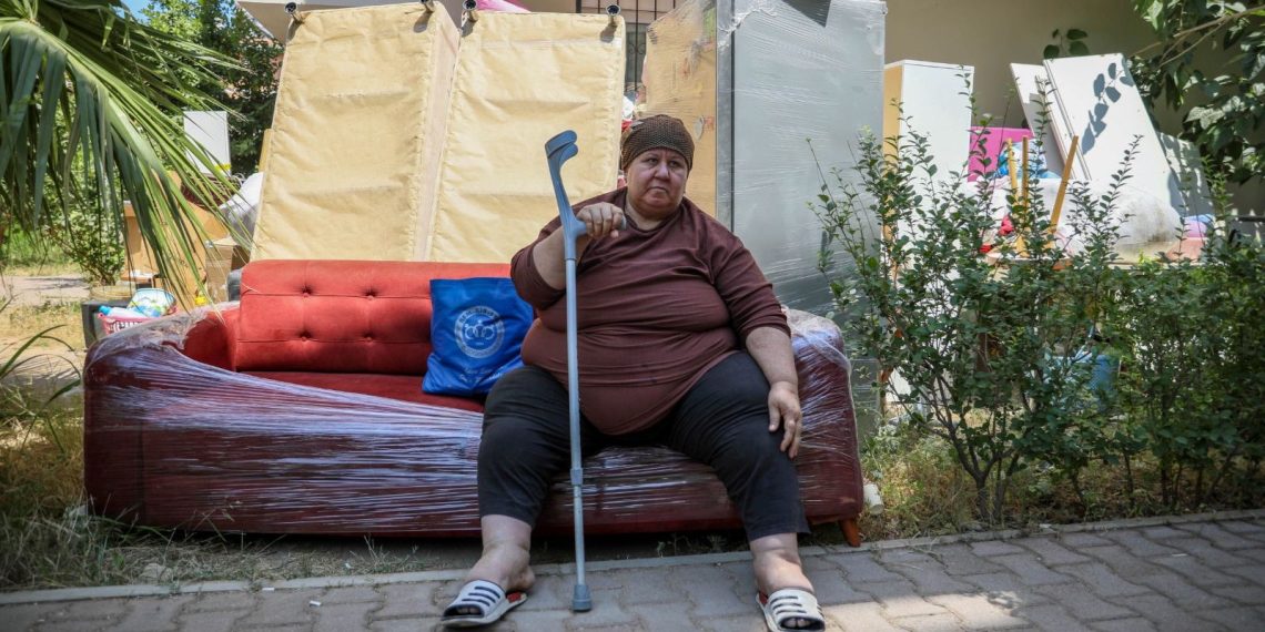 Dava devam ederken konutundan tahliye edildi, sokakta kanepede kalıyor