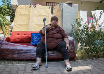 Dava devam ederken konutundan tahliye edildi, sokakta kanepede kalıyor