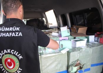 Diplomatik statüsü bulunan minibüste 10 milyon liralık kaçak eser