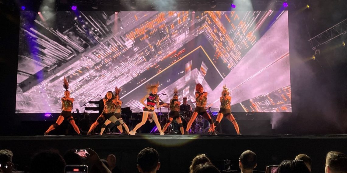 Dünyaca ünlü keman virtüözü Lindsey Stirling İstanbul’da sahne aldı